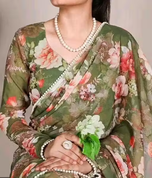Gorgeous georgette saree with digitally printed flowers for the contemporary woman. Style and grace go together effortlessly. - Image 4