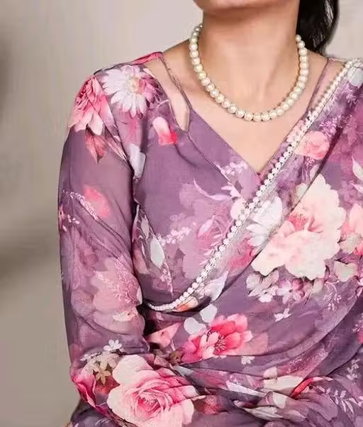 Gorgeous georgette saree with digitally printed flowers for the contemporary woman. Style and grace go together effortlessly. - Image 4