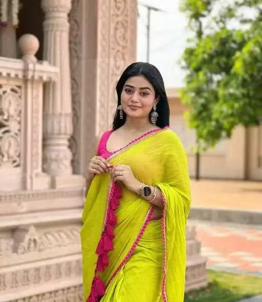 Stylish Green Georgette Saree – Luxurious Fabric Featuring Gorgeous Pink Lace Embroidery and Cotton Latkan – Ideal for Celebratory Occasions!