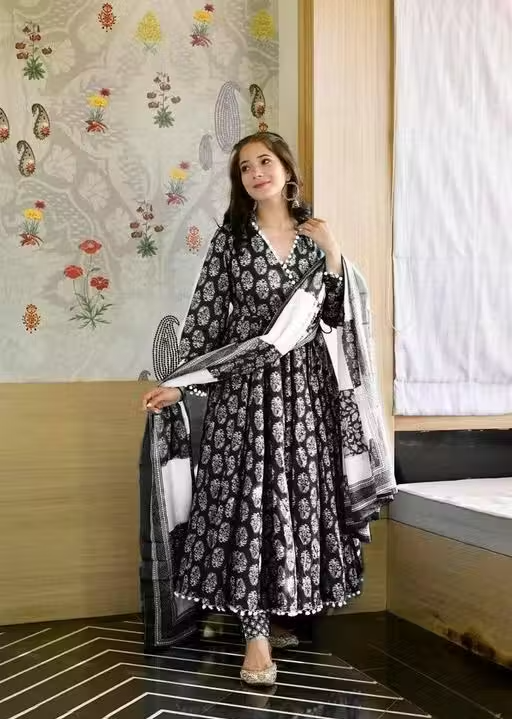 T POMPOM BLACK_ ^