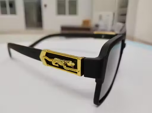 Stylish Black sunglasses unisex fashion look - Image 2