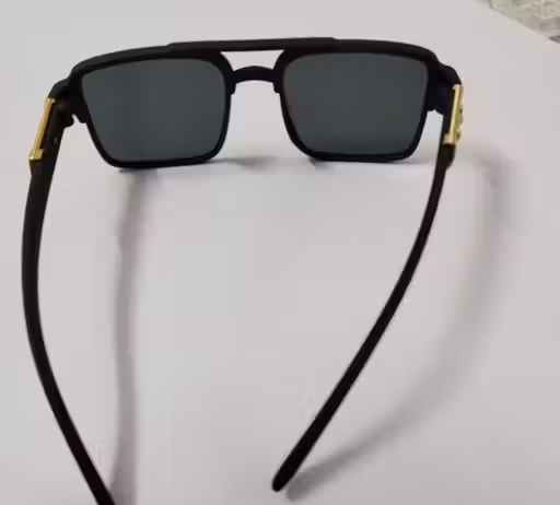 Stylish Black sunglasses unisex fashion look - Image 3